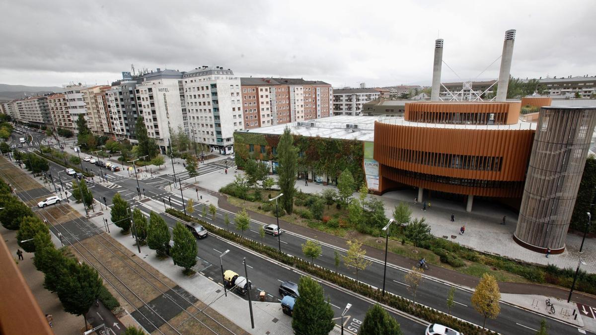 Panorámica del Palacio Europa, que será la sede central de la cumbre, y de la Avenida Gasteiz.