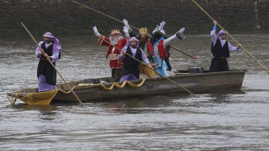 Los Reyes Magos llegan en barca por el río Urumea a Donostia pese a la intensa lluvia