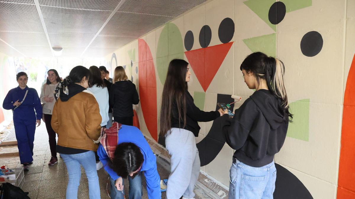 En imágenes: El túnel de Teodoro Dublang renueva su imagen gracias al alumnado de IDarte