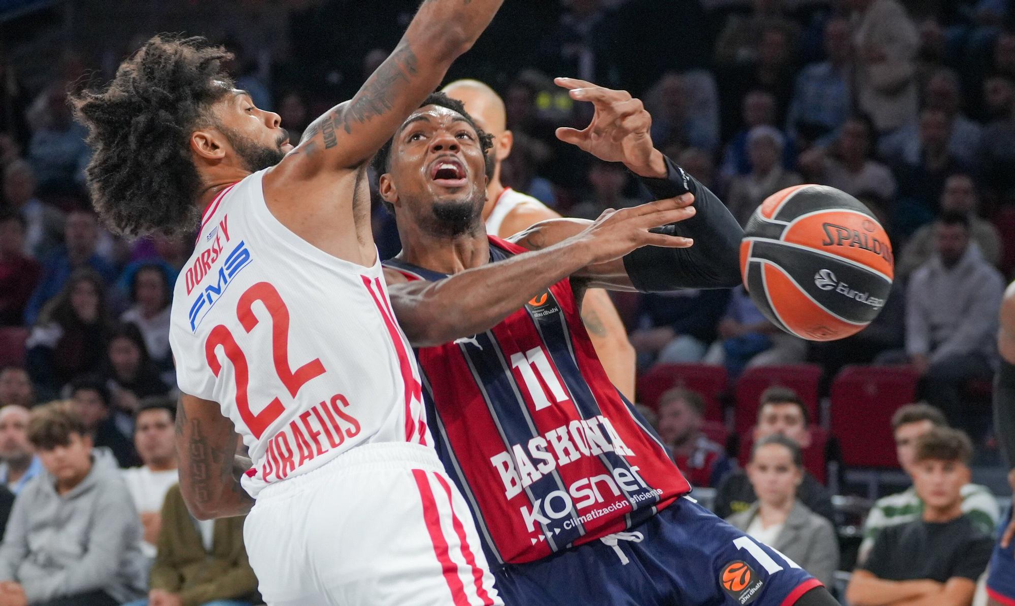 Todas las imágenes del Baskonia - Olympiacos en el Buesa Arena