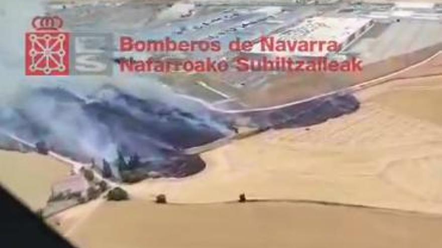 Controlado un incendio en un campo de cereal junto a Óriz que ha alcanzado varias viviendas