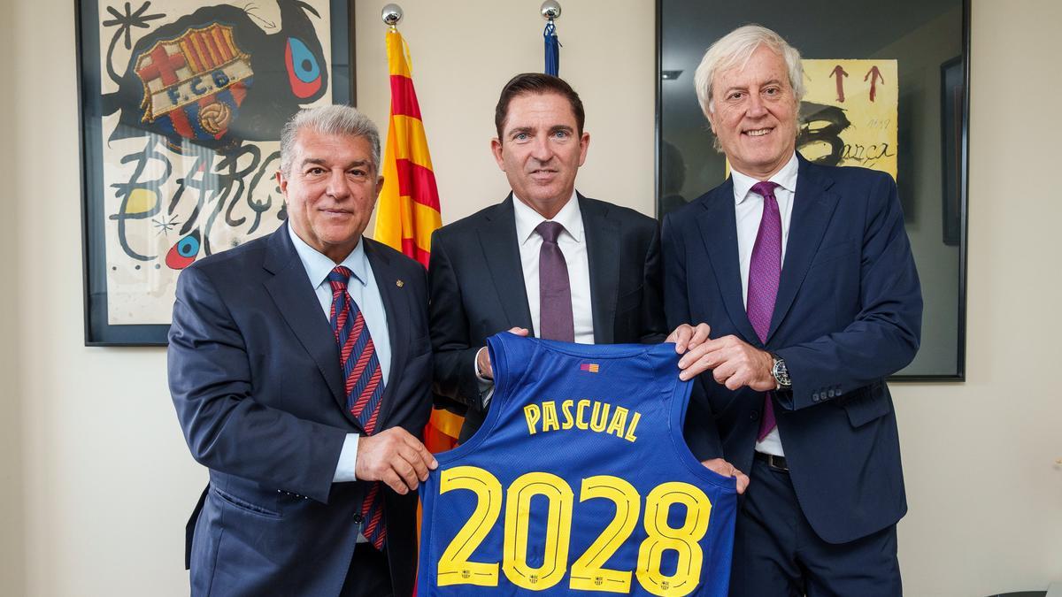 Joan Laporta, Xavi Pascual y Josep Cubells, tras la firma del nuevo entrenador del Barcelona.