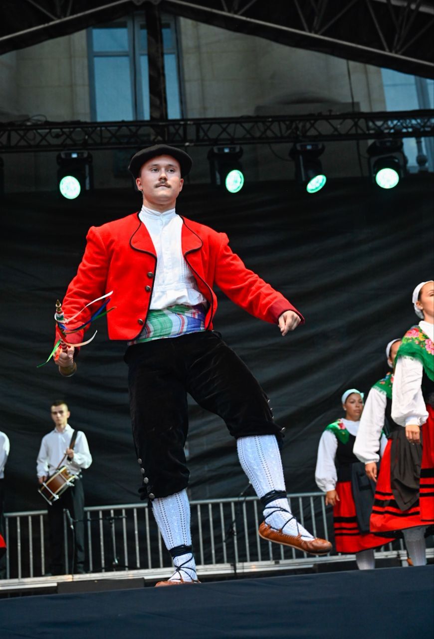 [Fotos] Donostia baila con Goizaldi Dantza Taldea