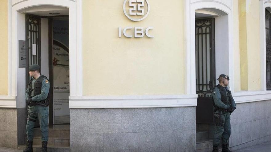 Dos agentes de la Guardia Civil custodían las entradas de la sede del banco chino ICBC, en el centro de Madrid.