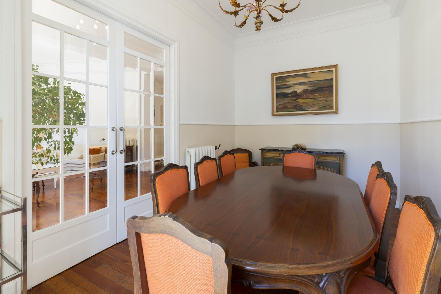 Magnífica propiedad en venta ubicada en un edificio señorial, situada en una de las zonas más elegantes del céntrico barrio de Gros