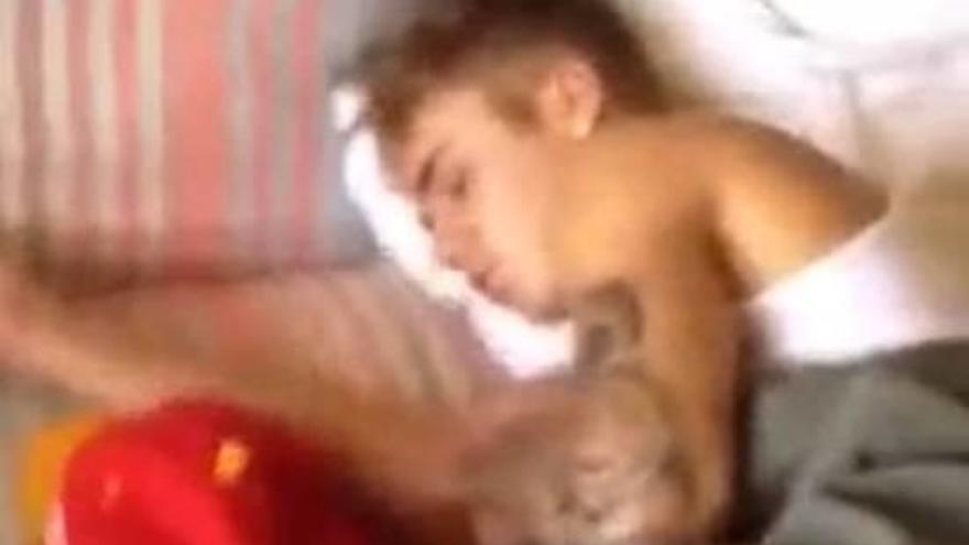 Una prostituta brasileña graba a Justin Bieber durmiendo en su hotel.