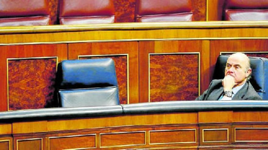 El ministro español de Economía, solo en el Congreso, el martes pasado.