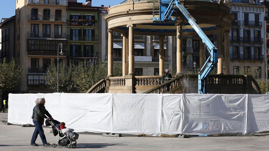 El quiosco de la Plaza del Castillo se ilumina de rojo este viernes