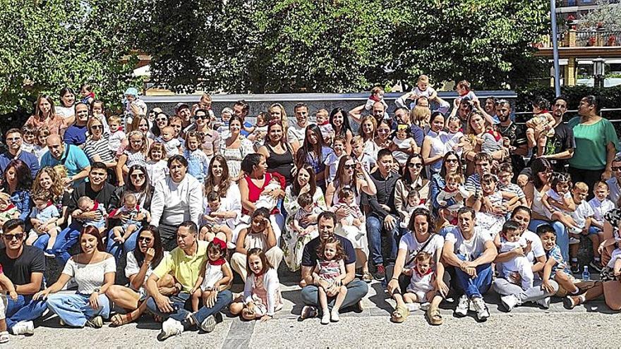 Niños y niñas nacidos este año fueron llevados a la puesta del pañuelo de fiestas
