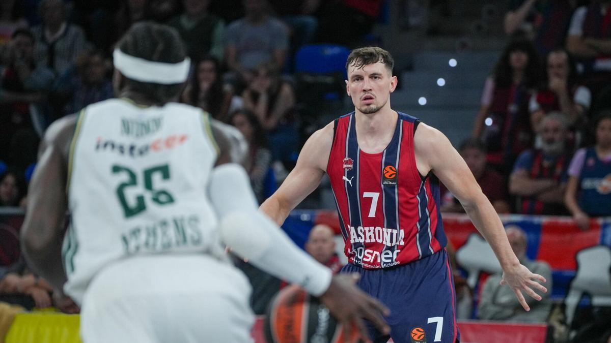 Kurucs, atento en defensa a Nunn