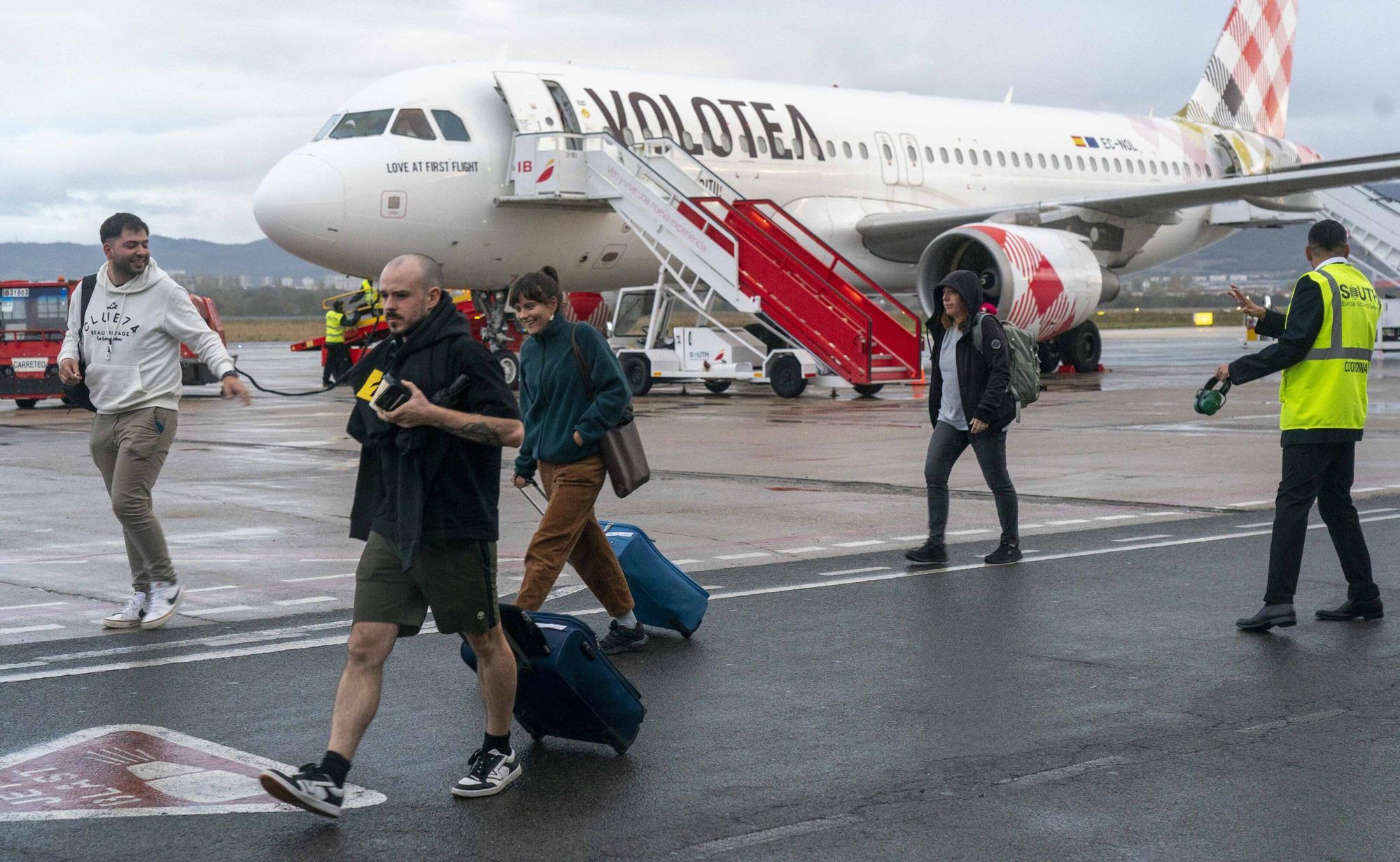 En imágenes: Foronda estrena los vuelos regulares a Barcelona y Madrid