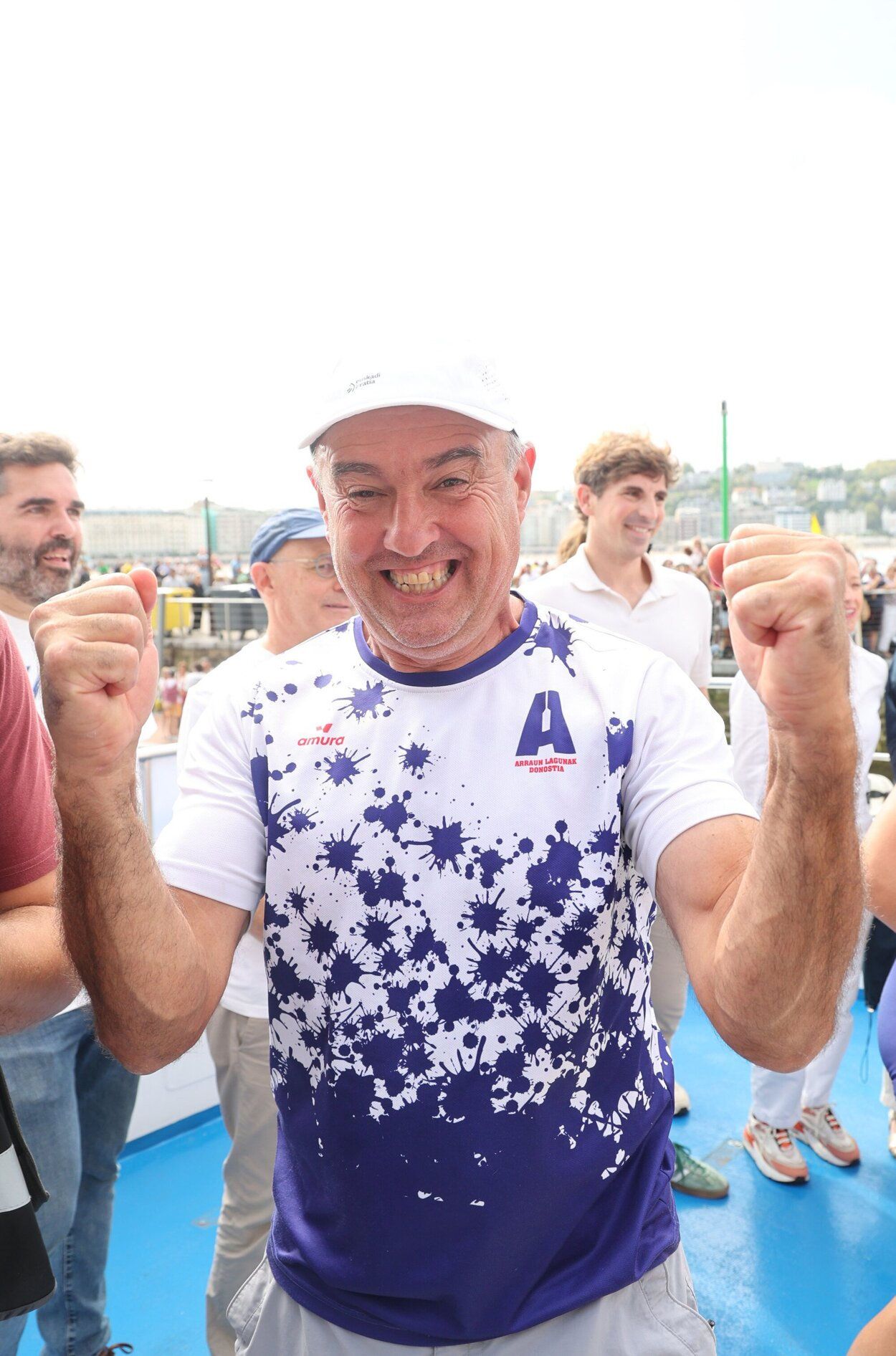 Etxabe celebra su decimotercera victoria en la Bandera de La Concha.