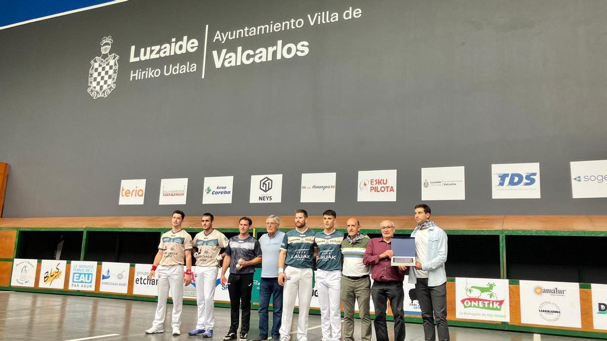 El Ayuntamiento de Luzaide / Valcarlos homenajeó al pelotari Luis Sánchez por sus éxitos deportivos.