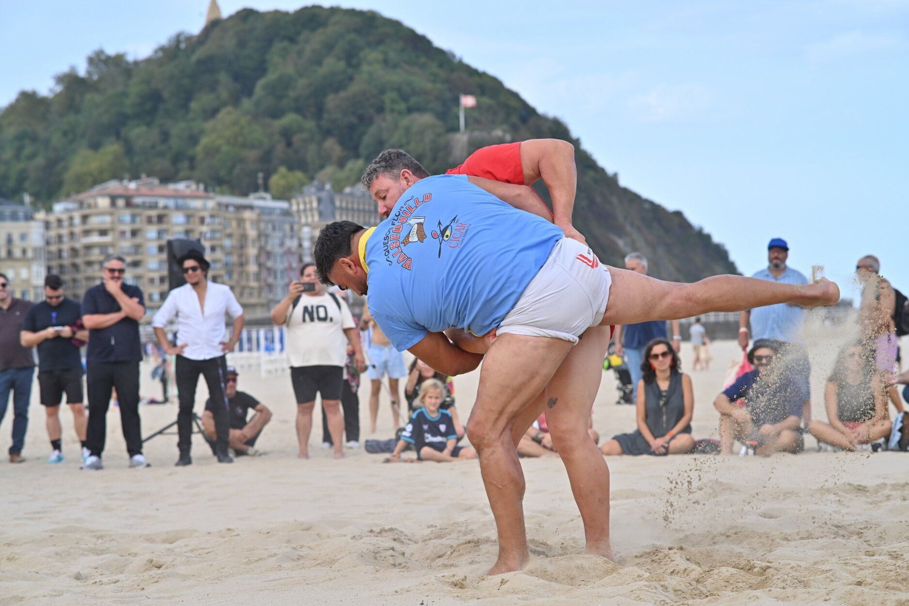 Espectacular exhibición de lucha canaria en la playa de la Zurriola