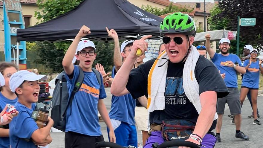 Gasteiz llevó en volandas a Trevor, el triatleta del Ironman con bici de paseo