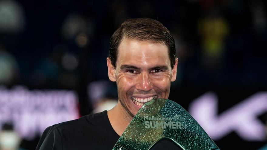 Nadal, con el trofeo.