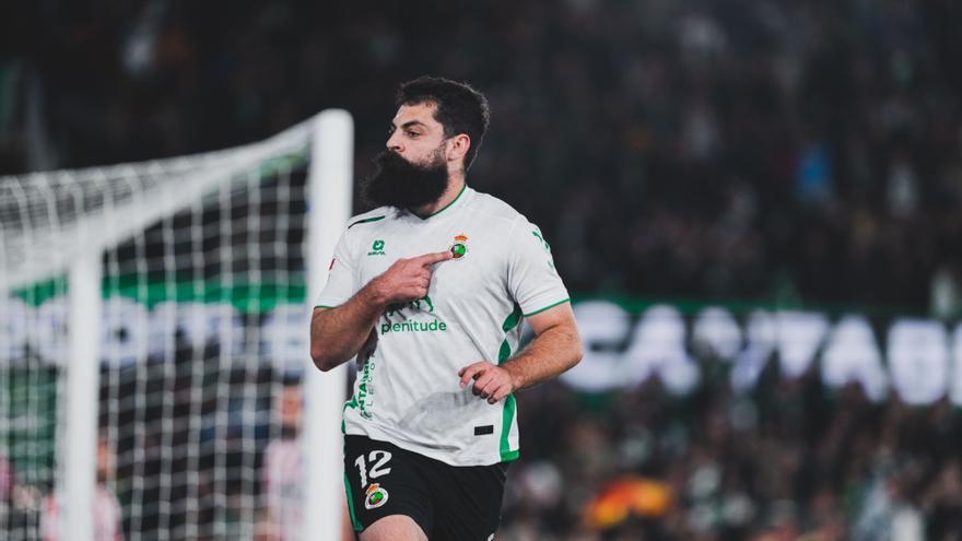 Vuelve el 'Búfalo': doblete agónico de Villalibre para blindar el liderato del Racing