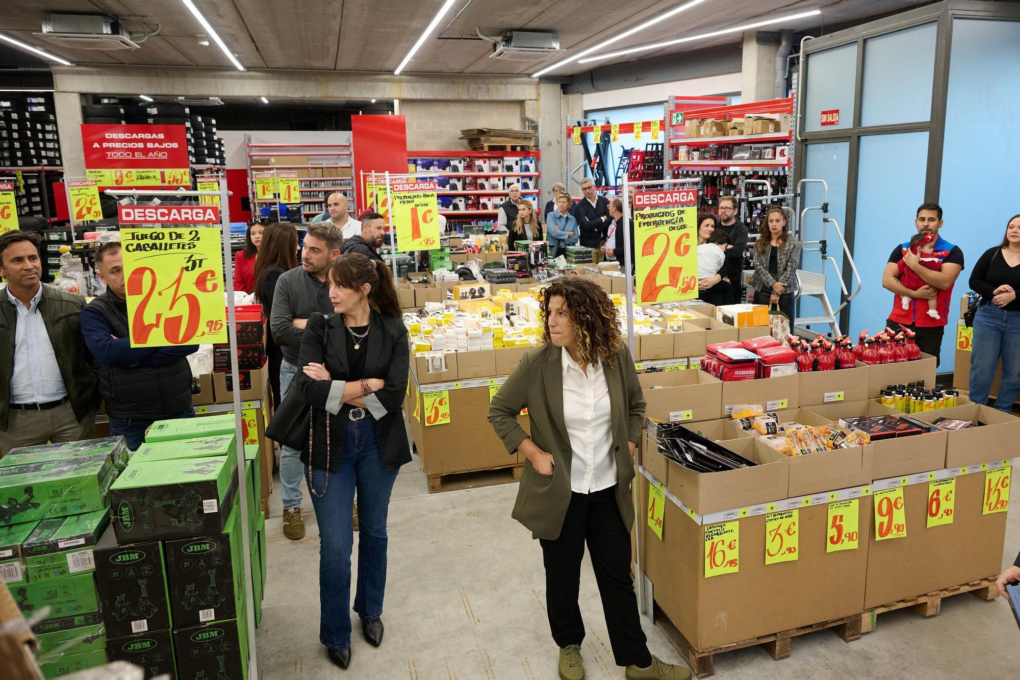 Fotos de la inauguración oficial de la nueva tienda de Carter-Cash en Pamplona