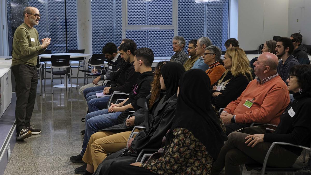 Los asambleístas atienden a un experto durante una de las sesiones.