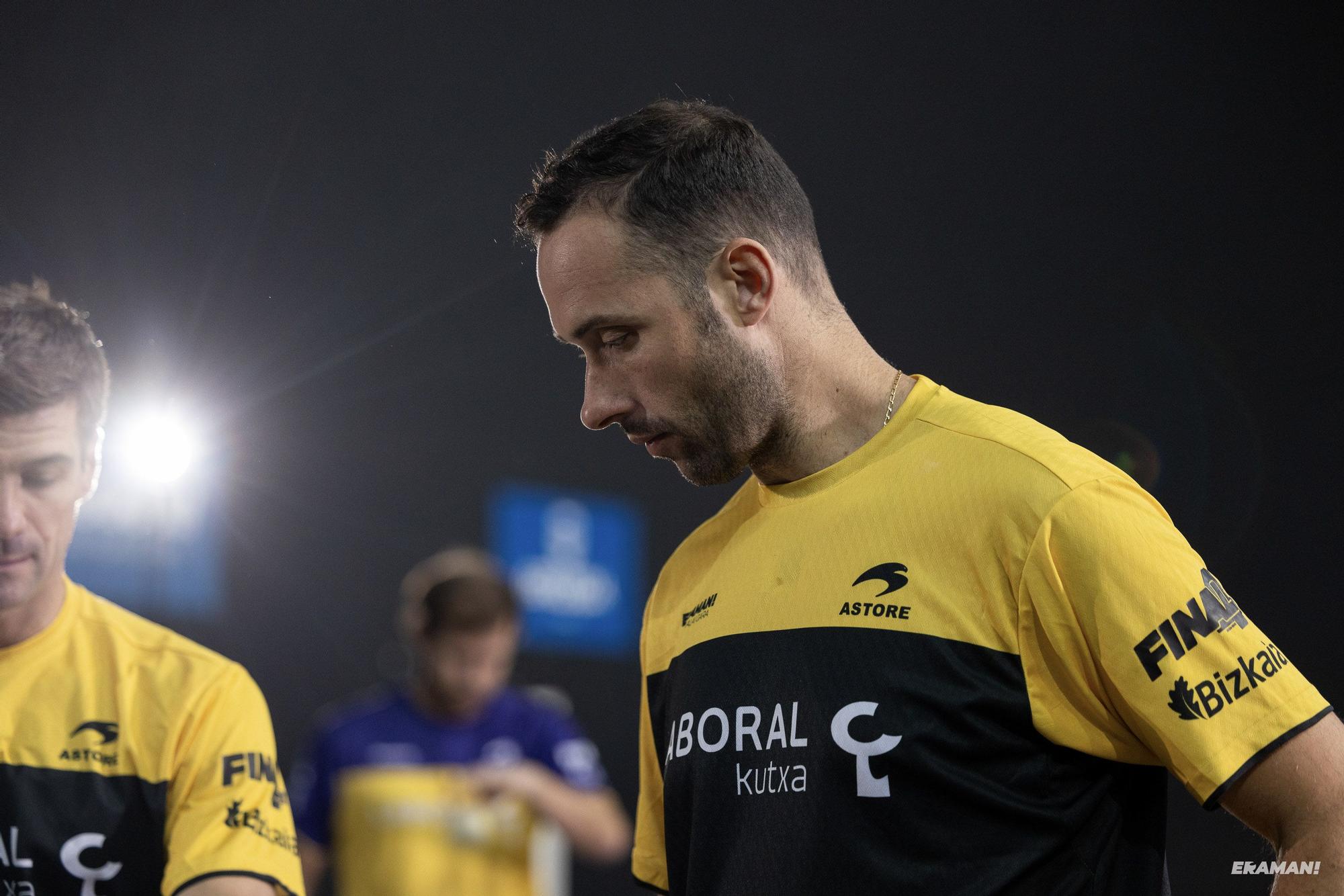 Barandika-López y Urreisti-Basque eligen material para la final de la Jai Alai League en el frontón Carmelo Balda de Donostia.