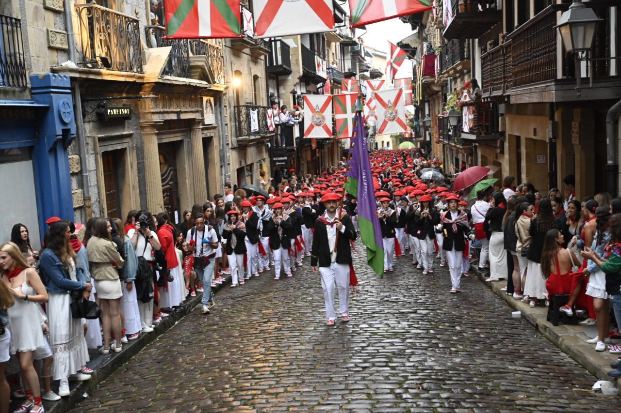 La compañía Jaizkibel desfila en Hondarribia