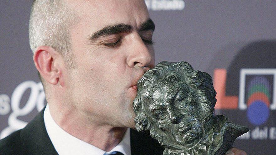 Luis Tosar besa la estatuilla que le acredita como mejor actor protagonista.