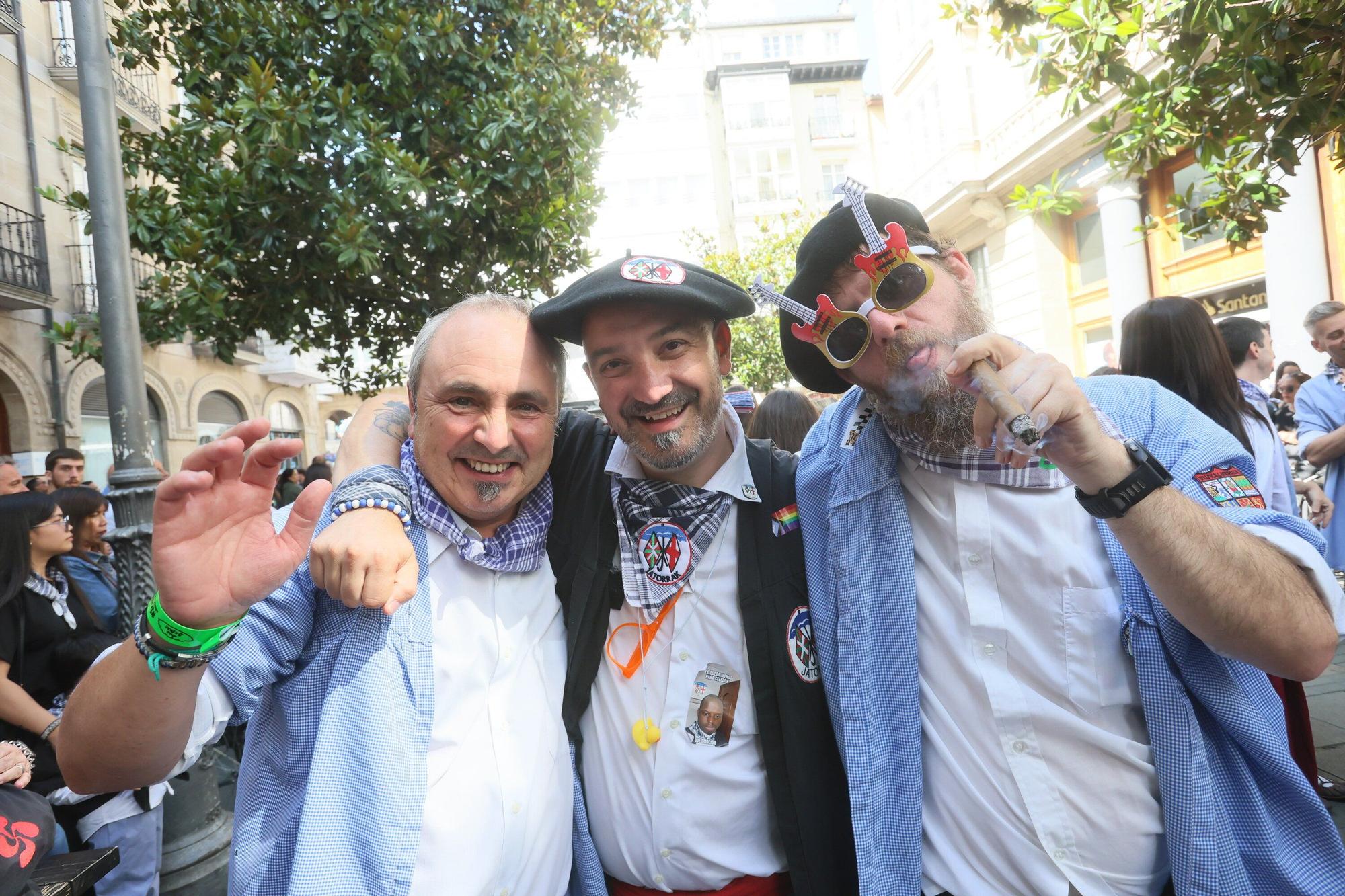 En imágenes: Blusas y neskas desfilan en una kalejira por Santiago