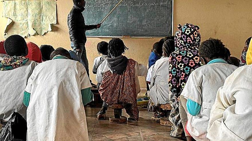 Mujeres regresan a sus casas con el agua del pozo.
