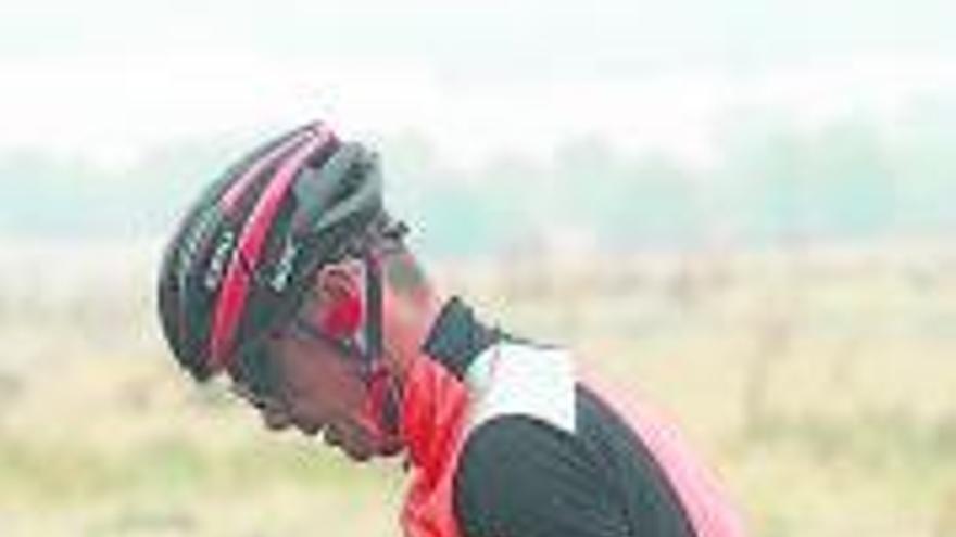 Nicolas Roche cambia una rueda durante la etapa.