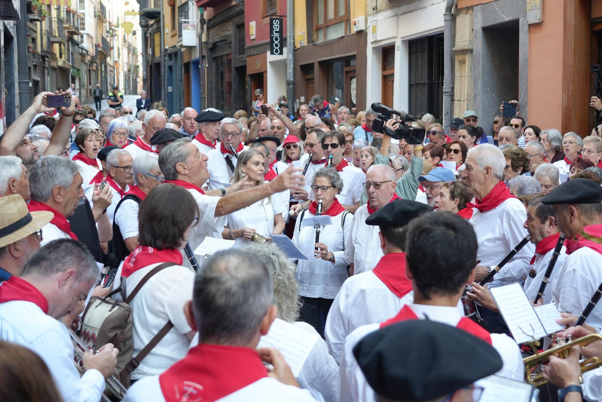 En imágenes: Los auroros despiertan a Vitoria con sus canciones