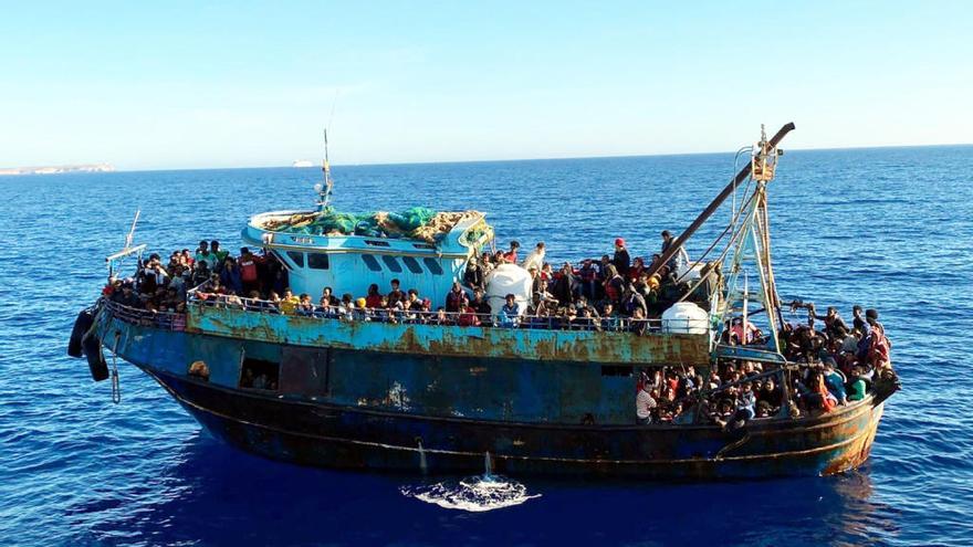 Un barco con 415 inmigrantes a bordo, en Lampedusa.