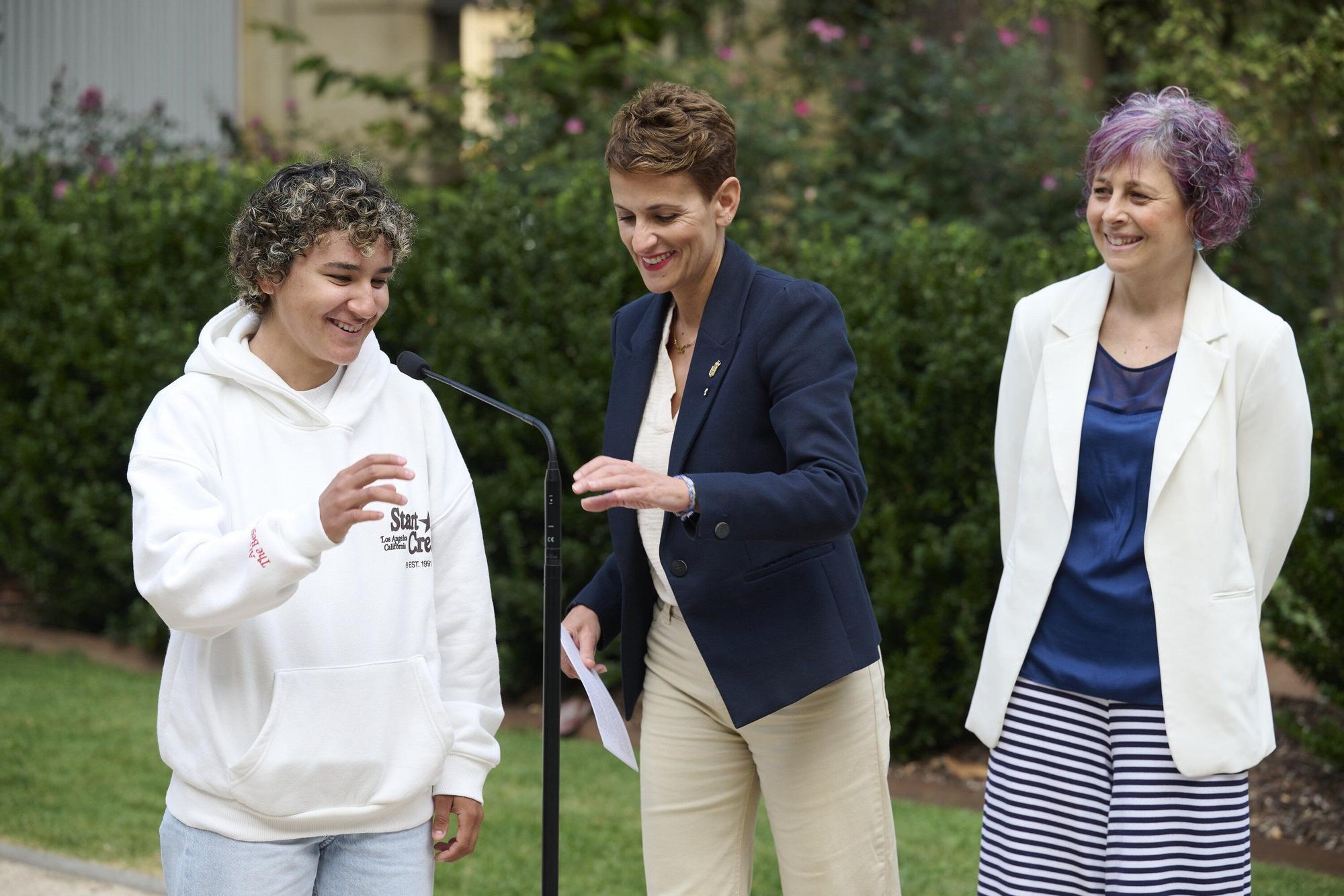 María Chivite recibe a Paula Ostiz en el Palacio de Navarra