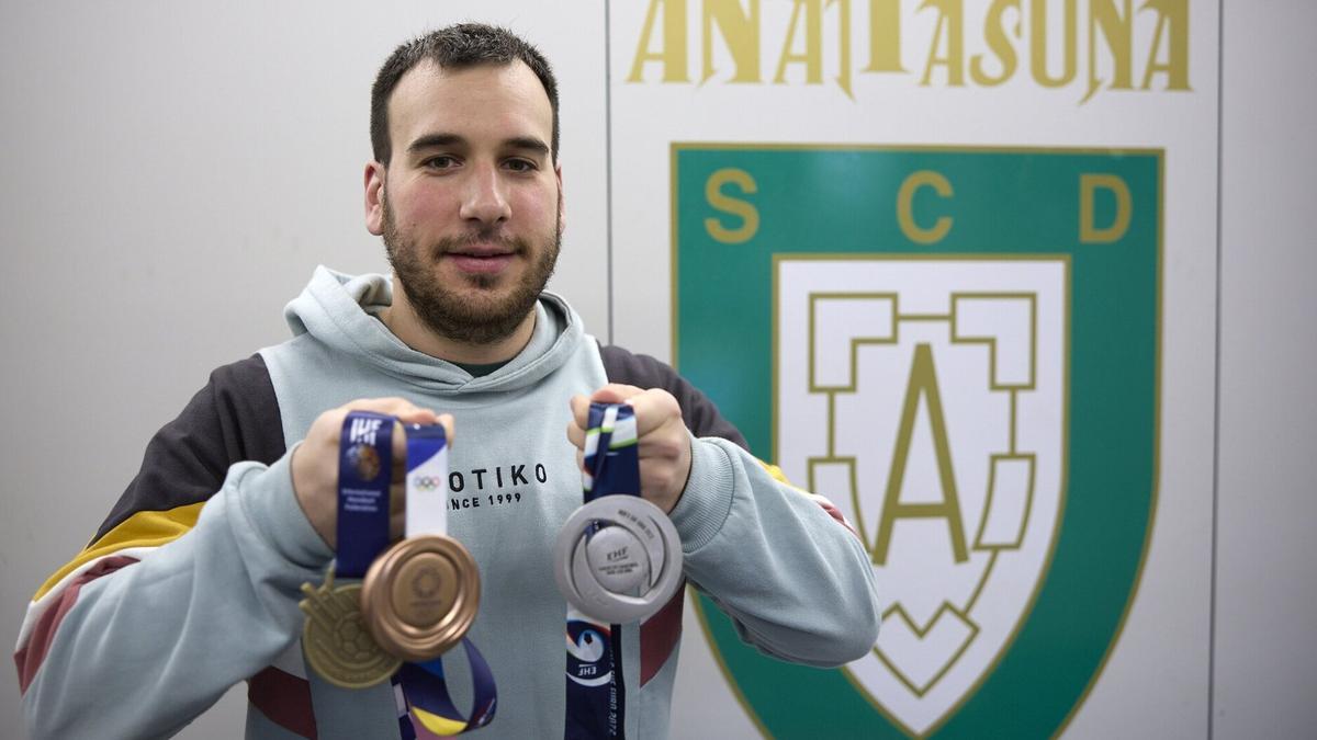 Iturri, con tres de las medallas conseguidas con la selección española.