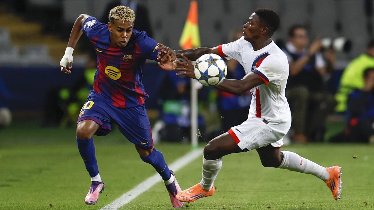 Lamine Yamal trata de zafarse de Nuno Mendes en un partido ante el PSG.