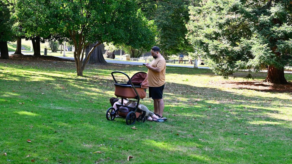 Una familia disfruta en el parque