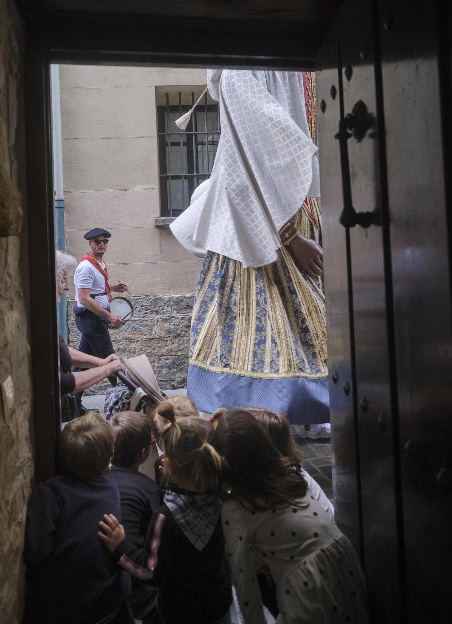 Comparsa de Gigantes y Cabezudos por San Fermín Txikito