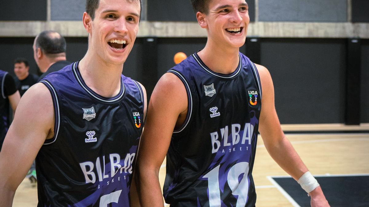 Bingen Errasti, número 19, junto a Aiert Velasco.