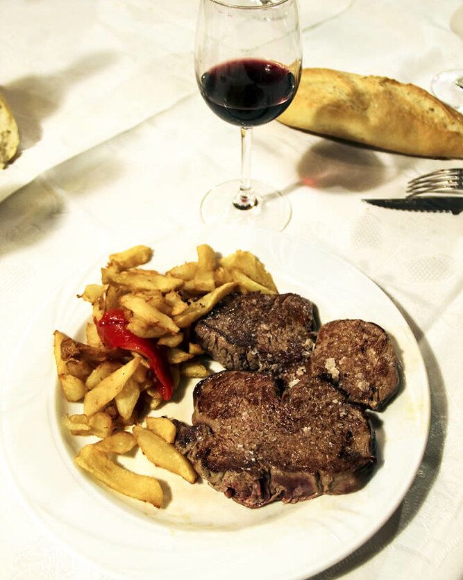 Solomillo de ternera con patatas fritas, un plato sabroso y generoso.