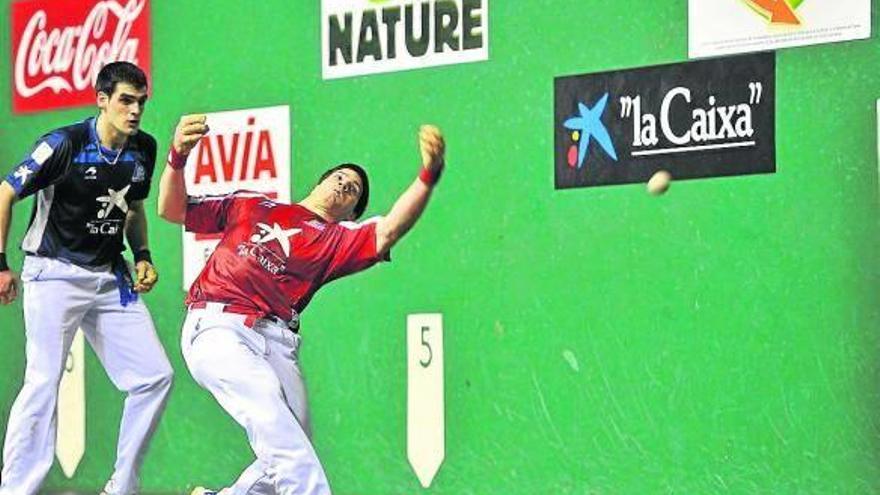 Un estilista vestido de guerrero