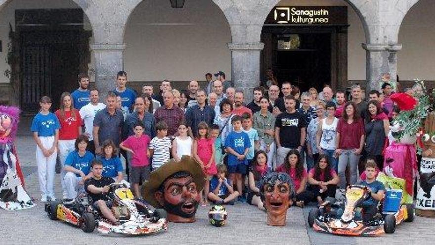 Representantes municipales y de los colectivos locales posan en Plaza Nagusia durante la presentación de las fiestas.