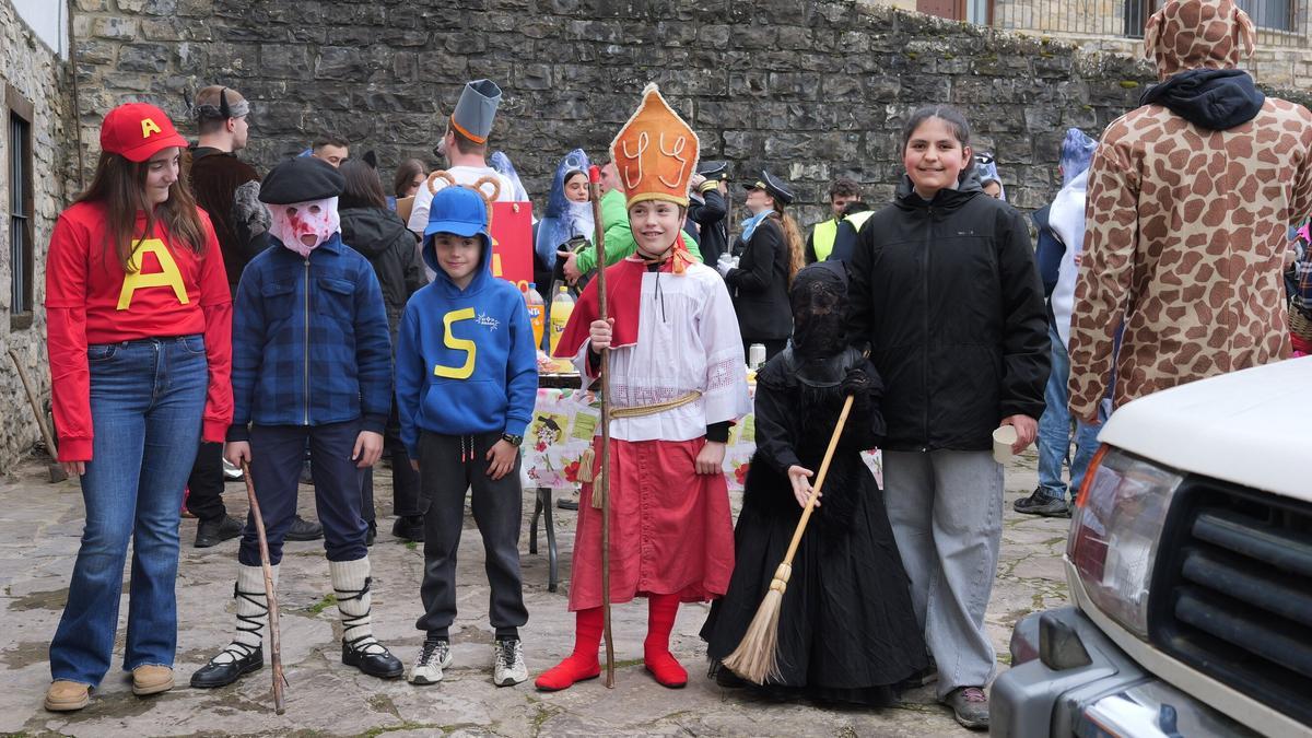 El obispillo, Joel Miguéliz, recorrió el valle durante el día.