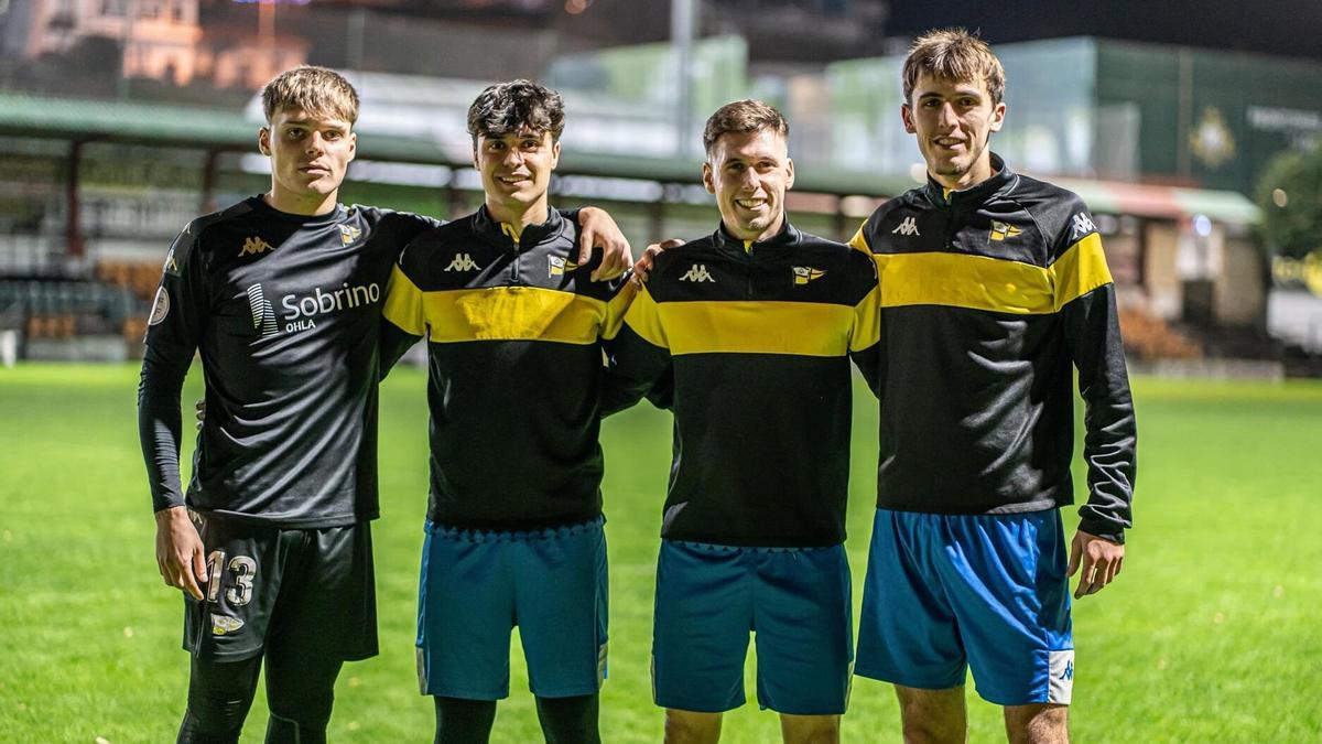 Alain Velarde, Mikel Ortiz de Urbina, Ibai Quintana y Martín Fernández de Corres posan para este periódico en el campo de La Florida