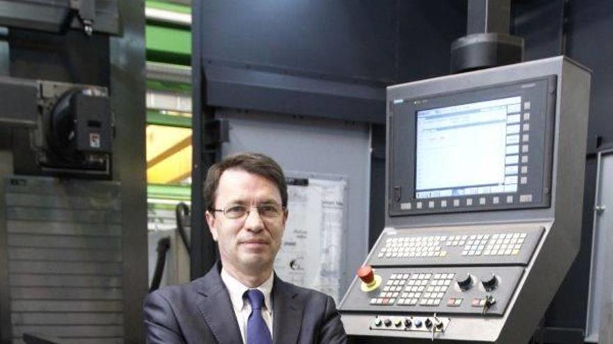 José Ignacio Torrecilla, junto a un máquina herramienta en las instalaciones de Goratu