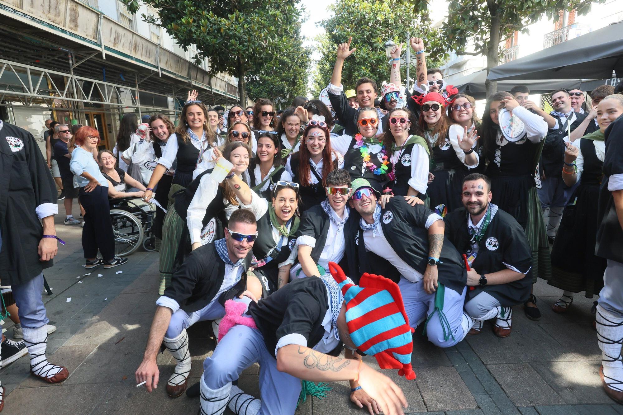 En imágenes: Blusas y neskas desfilan en el segundo paseíllo