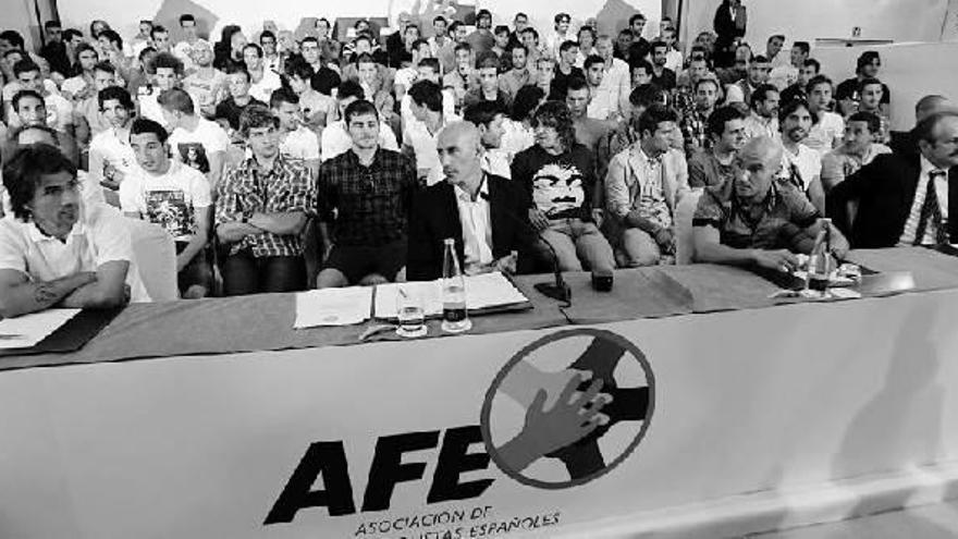 Luis Rubiales, presidente de la AFP, en su anterior comparecencia, respaldado por 110 futbolistas.