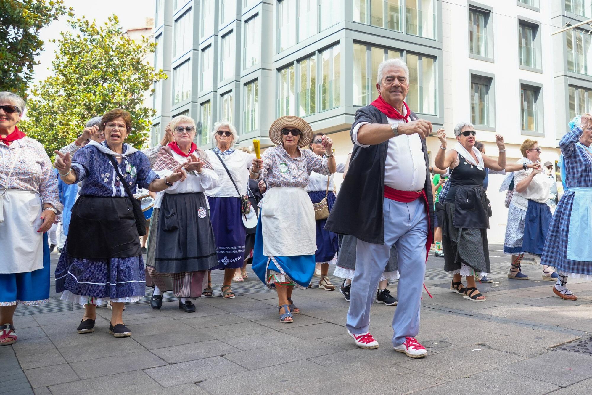 En imágenes: Blusas y neskas veteranos celebran su día grande en La Blanca