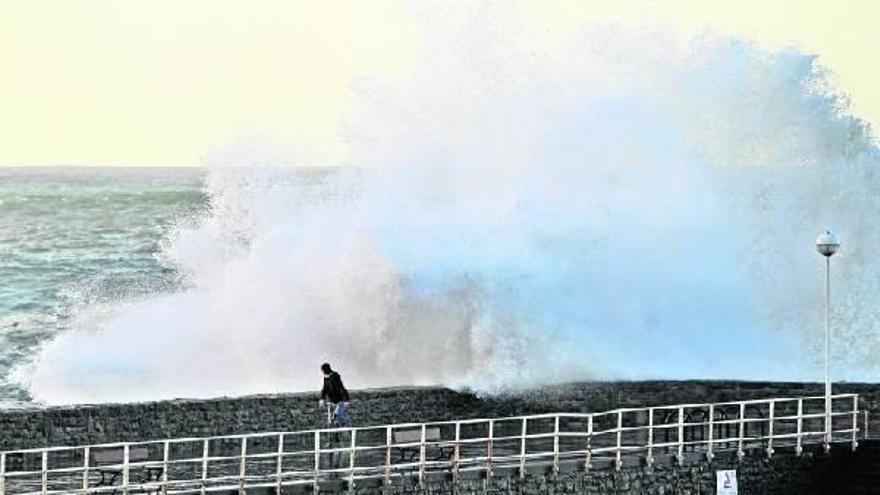 Donostia mantiene el aviso amarillo por oleaje ante la previsión de olas de hasta 4,5 metros