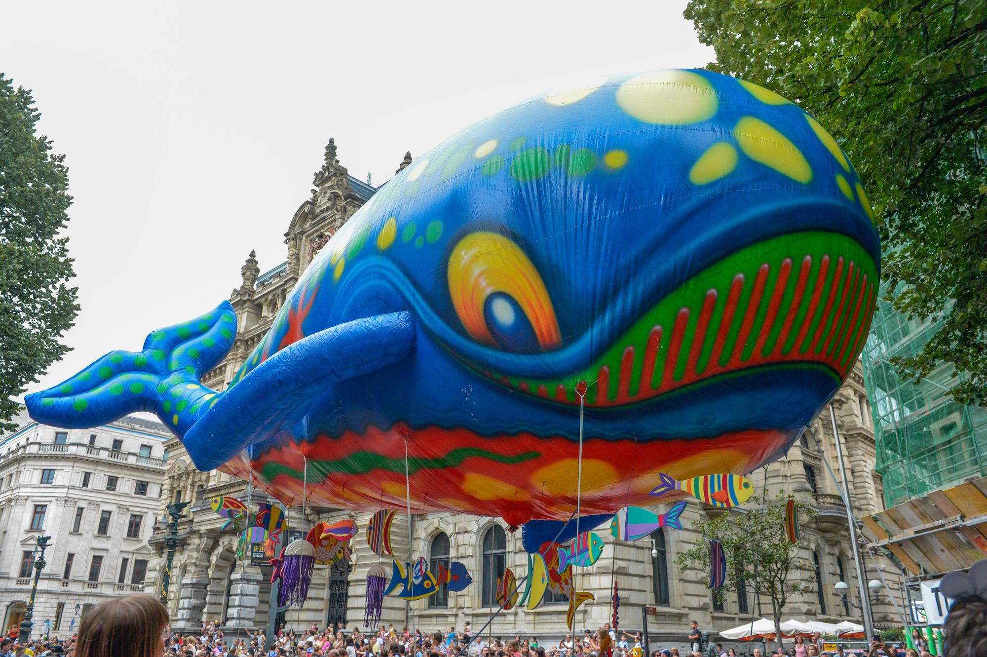 En imágenes: Bali y su séquito recorren Bilbao ante la mirada de miles de personas