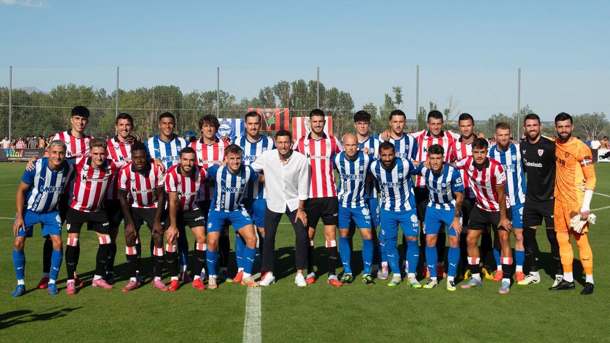 Óscar de Marcos posa con los jugadores del Athletic y del Alavés antes del partido.