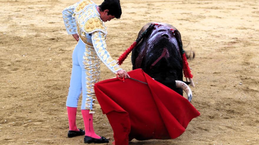 El Mene, puerta grande ante el noble encierro de Hermanas Azcona